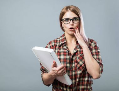 Genç çekici kadın kitap tutun