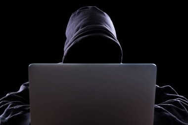 Karanlıkta anonim hacker