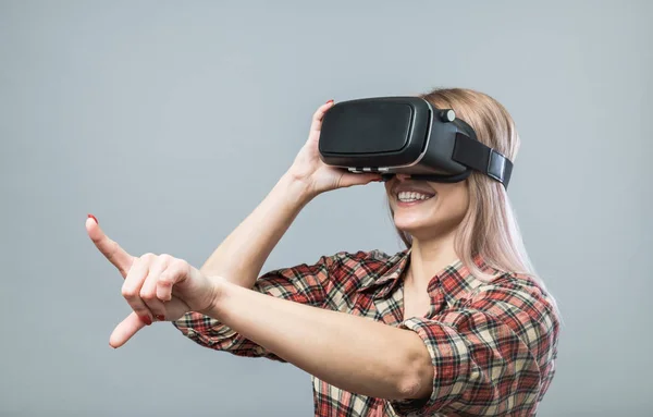 Mulher alegre com fone de ouvido vr — Fotografia de Stock