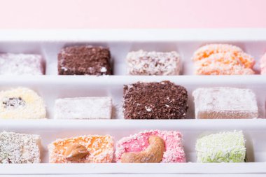 Doğu renkli tatlılar