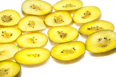 Kivi beyaz üzerine dilimler