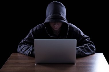 Karanlıkta anonim hacker
