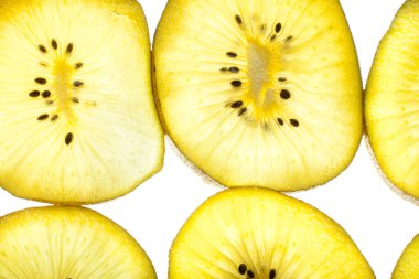 Kivi beyaz üzerine dilimler