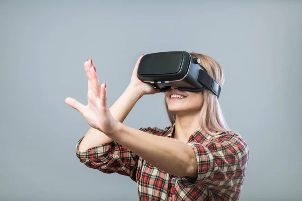 Glad kvinna med vr-headset — Stockfoto