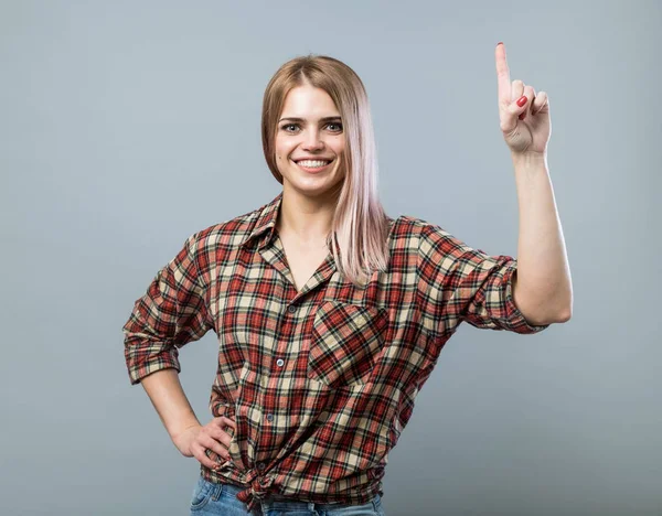 Genç kadın işaret ediyor