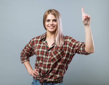 Genç kadın işaret ediyor