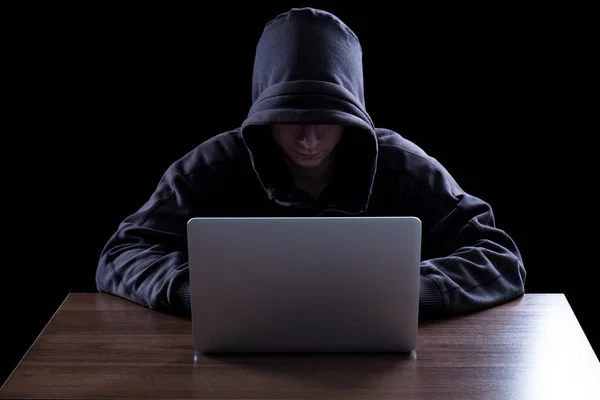 Hacker anonimo al buio — Foto Stock