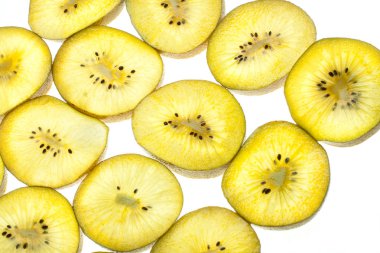 Kivi beyaz üzerine dilimler