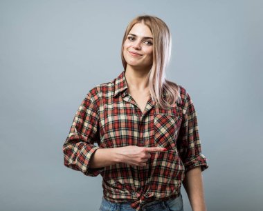 Genç kadın işaret ediyor