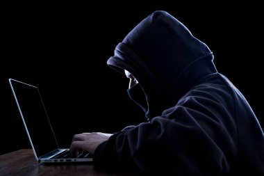 Karanlıkta anonim hacker
