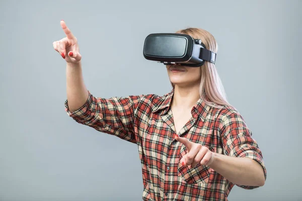 Mulher alegre com fone de ouvido vr — Fotografia de Stock