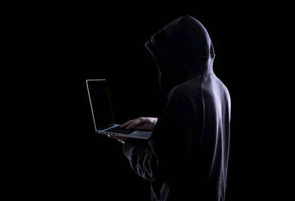 Névtelen hacker a sötétben — Stock Fotó