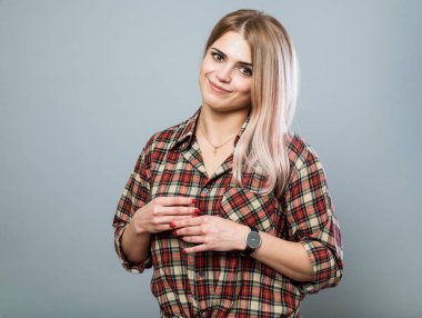 Genç kız gülümsüyor