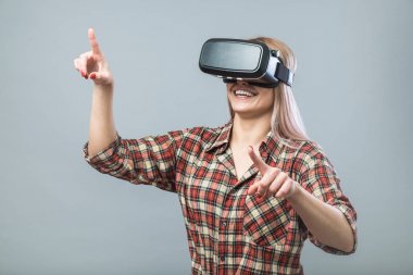 Vr kulaklık ile neşeli kadın