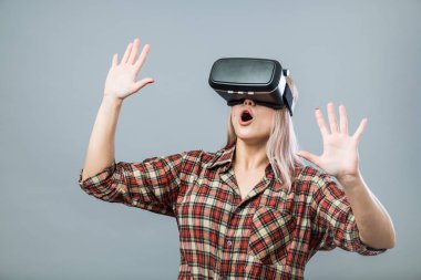 Vr kulaklık ile neşeli kadın