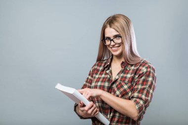 Genç çekici kadın kitap tutun