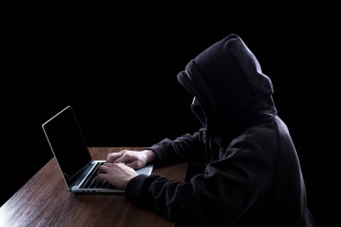 Karanlıkta anonim hacker