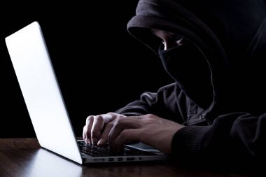 Karanlıkta anonim hacker