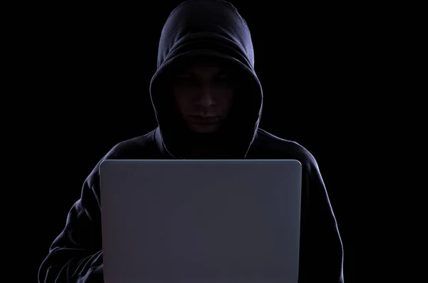 Hacker anónimo en la oscuridad — Foto de Stock