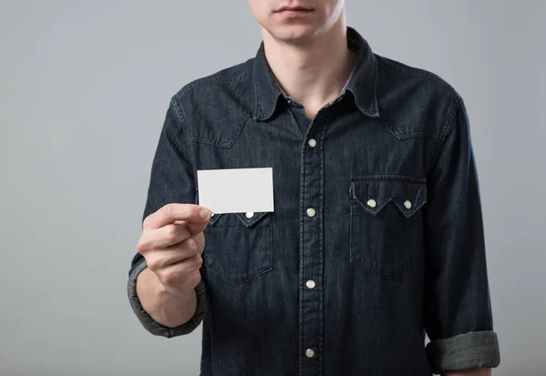 Junger Mann in grau — Stockfoto