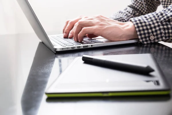 Manos en el teclado — Foto de Stock