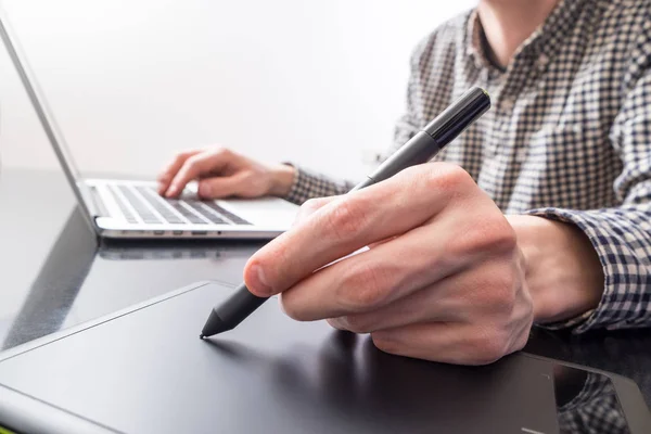 Manos en el teclado — Foto de Stock