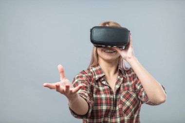 Vr kulaklık ile neşeli kadın