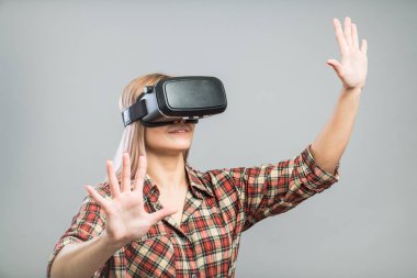 Vr kulaklık ile neşeli kadın