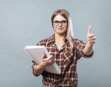 Genç çekici kadın kitap tutun