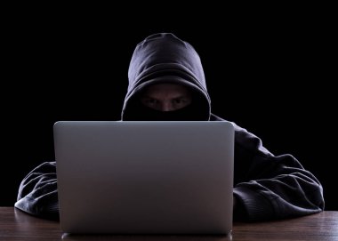 Karanlıkta anonim hacker
