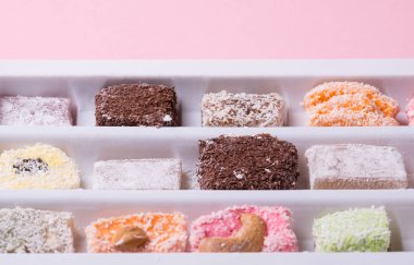 Doğu renkli tatlılar