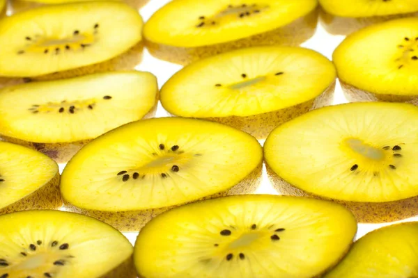 Kivi beyaz üzerine dilimler