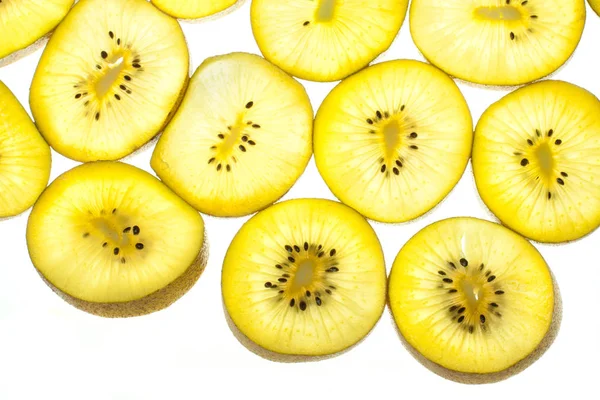 Kiwi plakjes op wit — Stockfoto