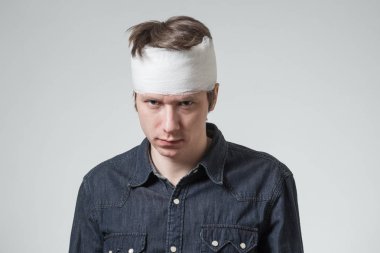 Adam kafasını bandaj ile