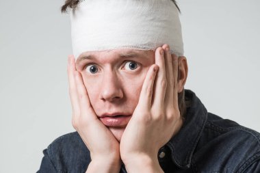 Adam kafasını bandaj ile