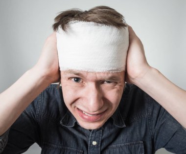 Adam kafasını bandaj ile