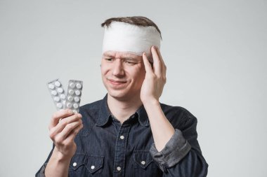 Adam kafasını bandaj ile