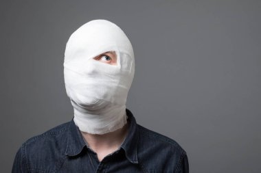 Adam kafasını bandaj ile