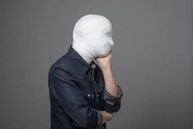 Adam kafasını bandaj ile