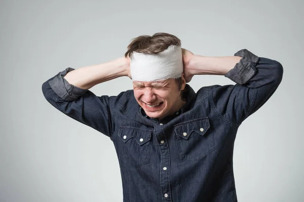 Adam kafasını bandaj ile