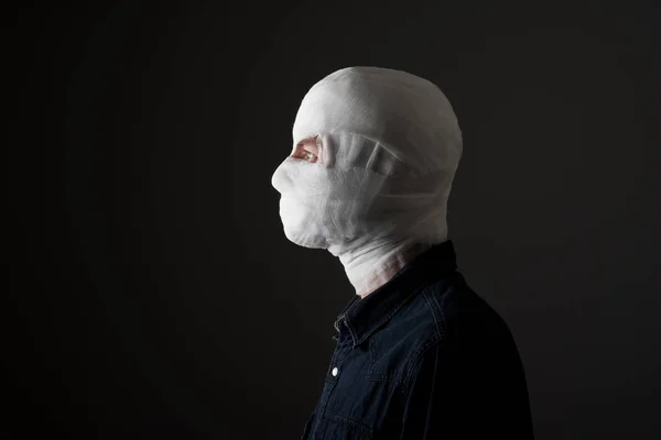 Adam kafasını bandaj ile