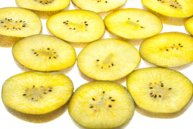 Kivi beyaz üzerine dilimler