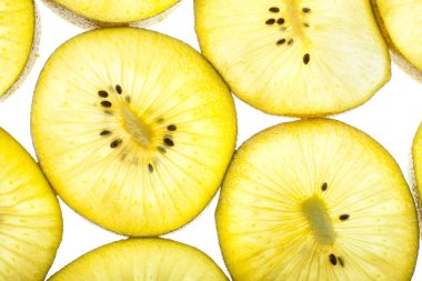 Kivi beyaz üzerine dilimler