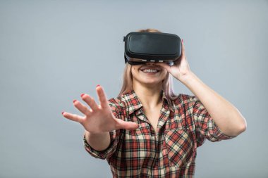 Vr kulaklık ile neşeli kadın