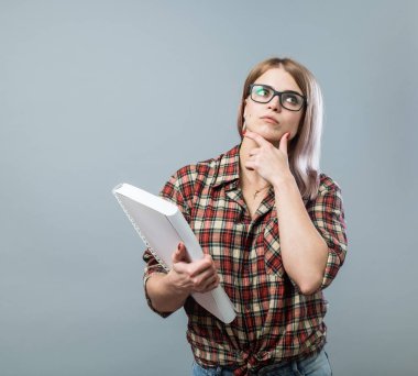 Genç çekici kadın kitap tutun