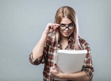 Genç çekici kadın kitap tutun