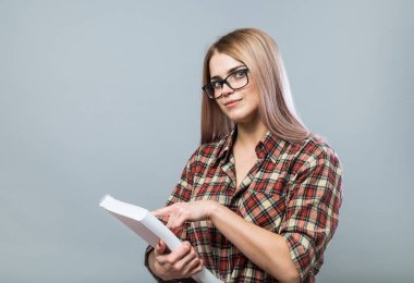 Genç çekici kadın kitap tutun