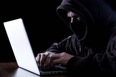 Karanlıkta anonim hacker