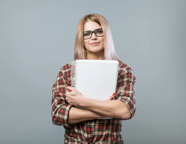 Joven atractiva mujer hold book — Foto de Stock