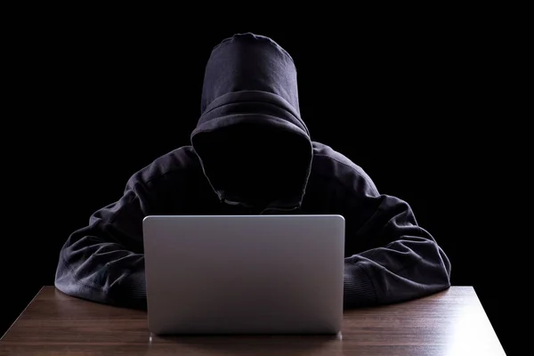 Hacker anónimo en la oscuridad — Foto de Stock